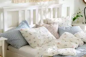 How to Accessorize Comforter Sets with Throws and Blankets