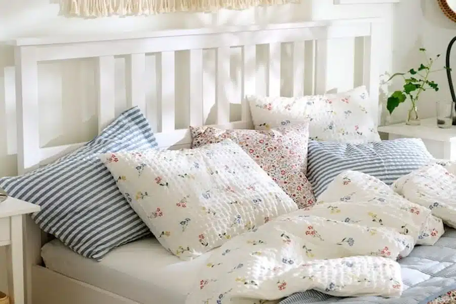 How to Accessorize Comforter Sets with Throws and Blankets