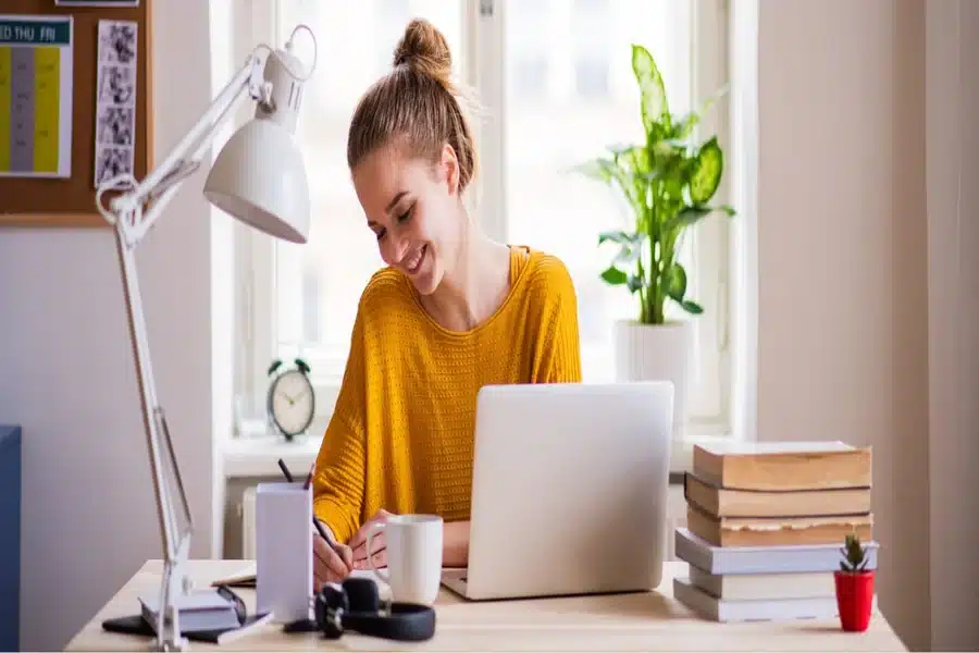 Online vs. On-Campus Classes Which Is Better for Students in 2025